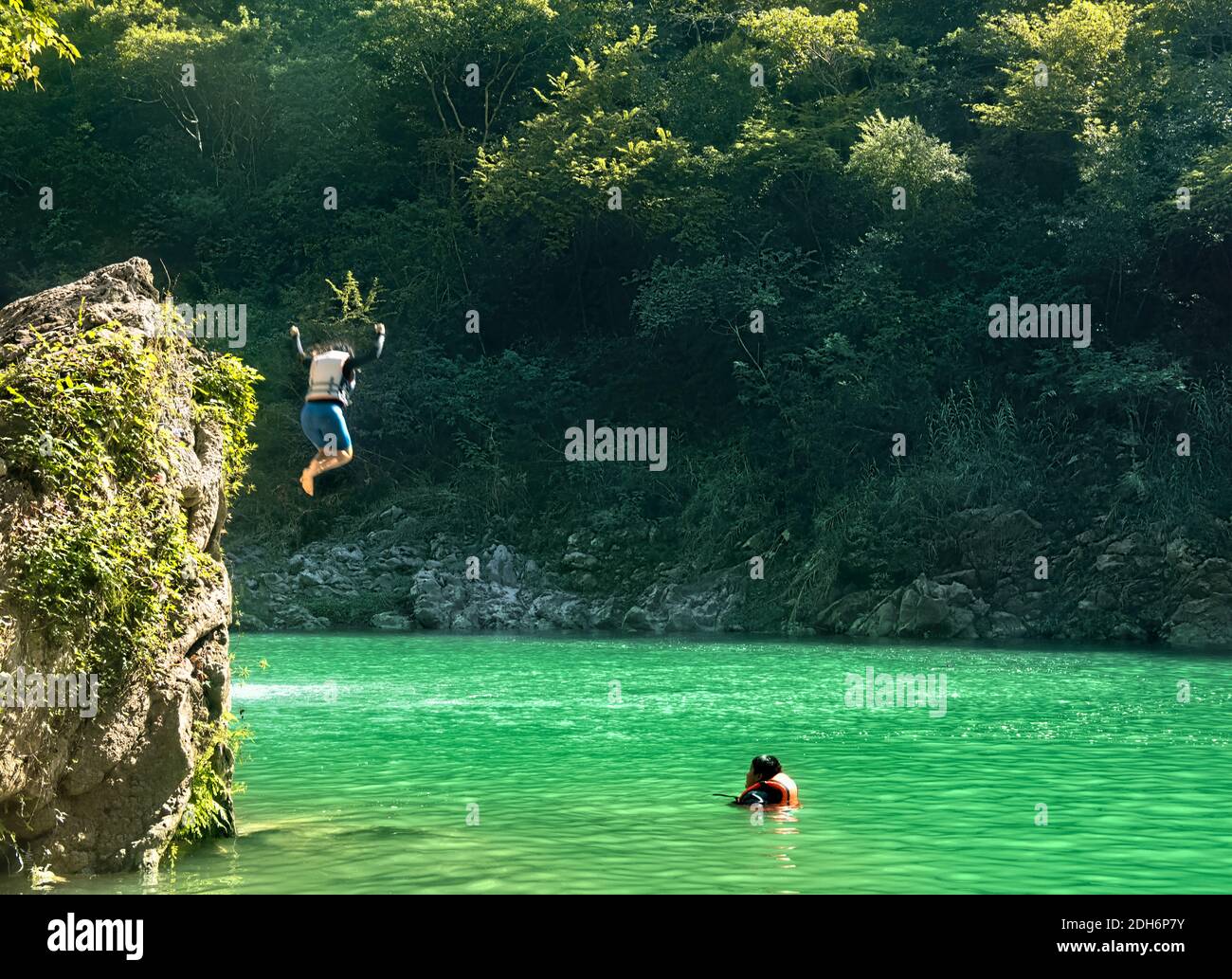 Sprung in den Rio Tampaon, Huasteca Potosina, San Luis Potosi, Mexiko Stockfoto