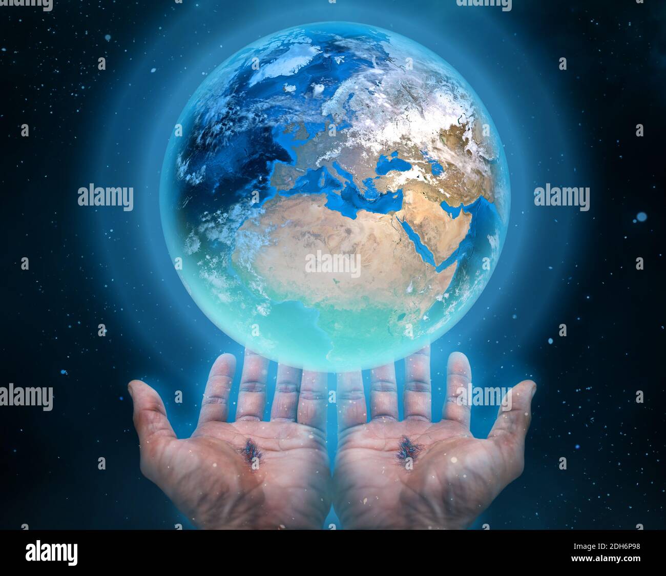 Hände von Jesus halten die Erde. Religiöses Themenkonzept. Stockfoto