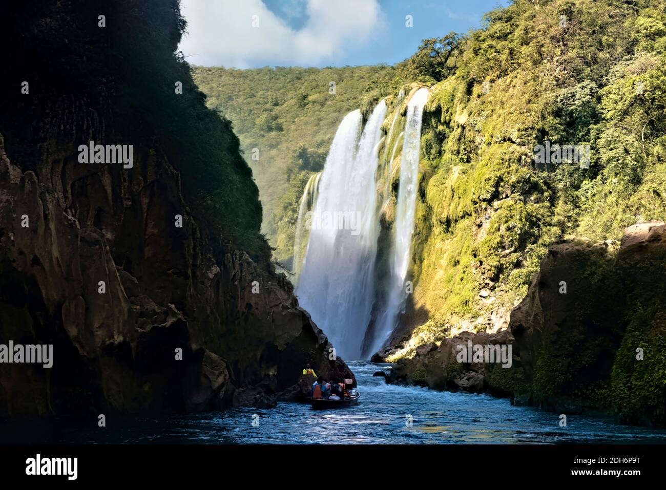 Bootsfahrer am atemberaubenden Wasserfall Tamul, Huasteca Potosina, San Luis Potosi, Mexiko Stockfoto