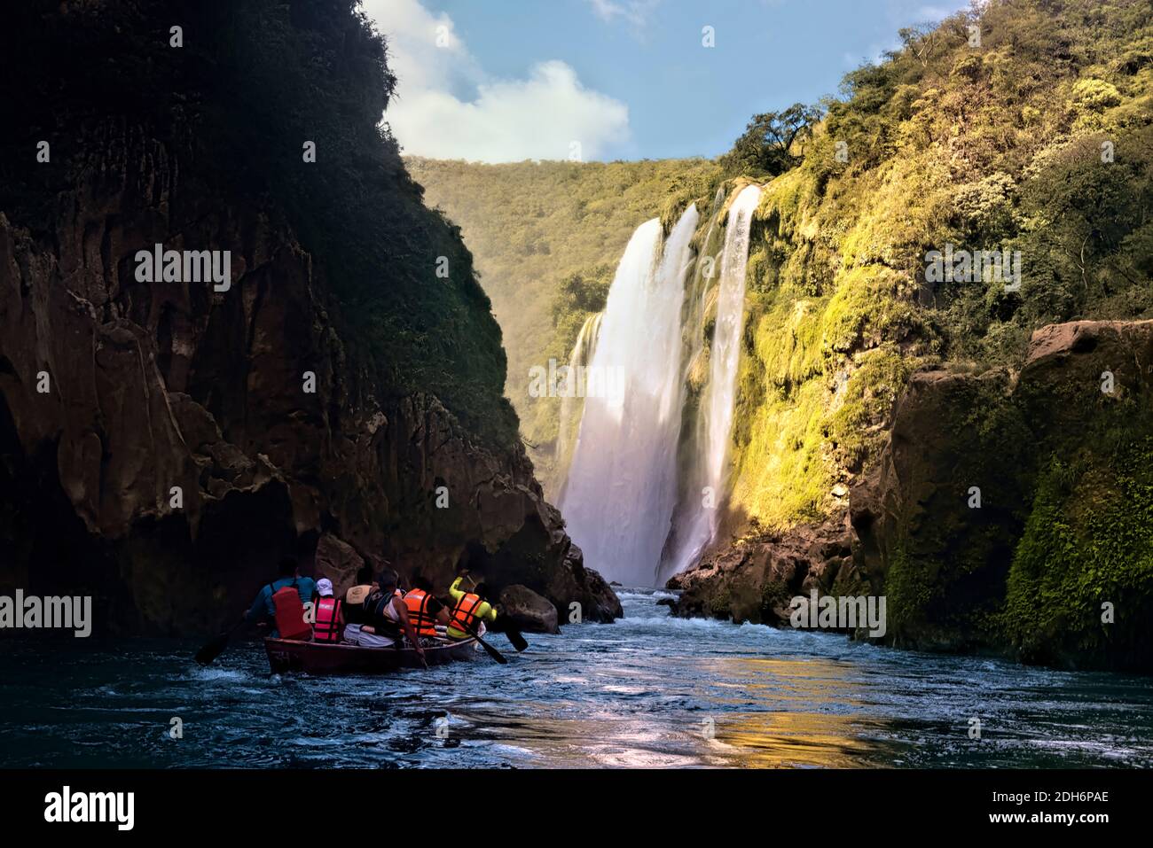 Bootsfahrer am atemberaubenden Wasserfall Tamul, Huasteca Potosina, San Luis Potosi, Mexiko Stockfoto
