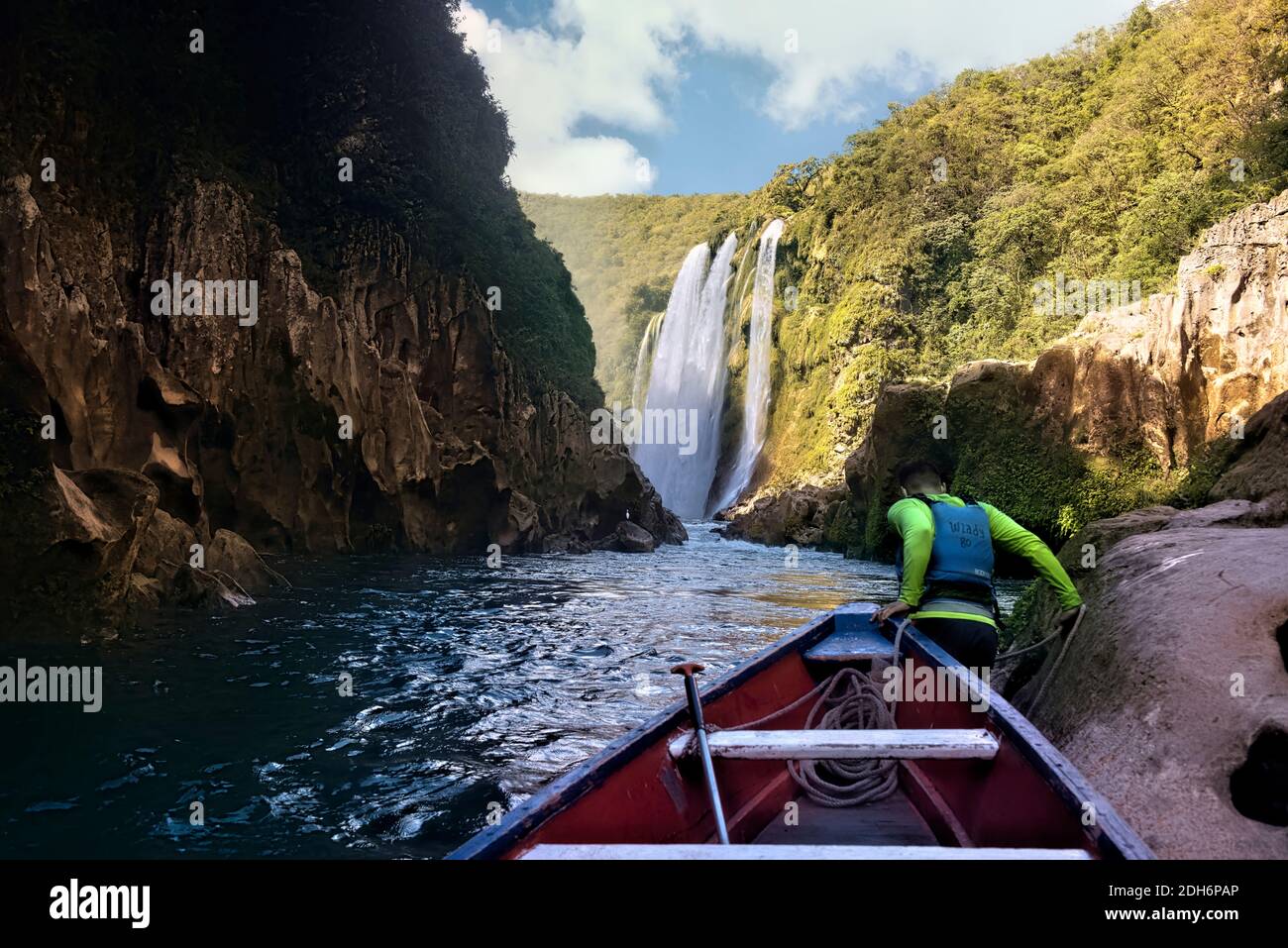 Bootsfahrer am atemberaubenden Wasserfall Tamul, Huasteca Potosina, San Luis Potosi, Mexiko Stockfoto