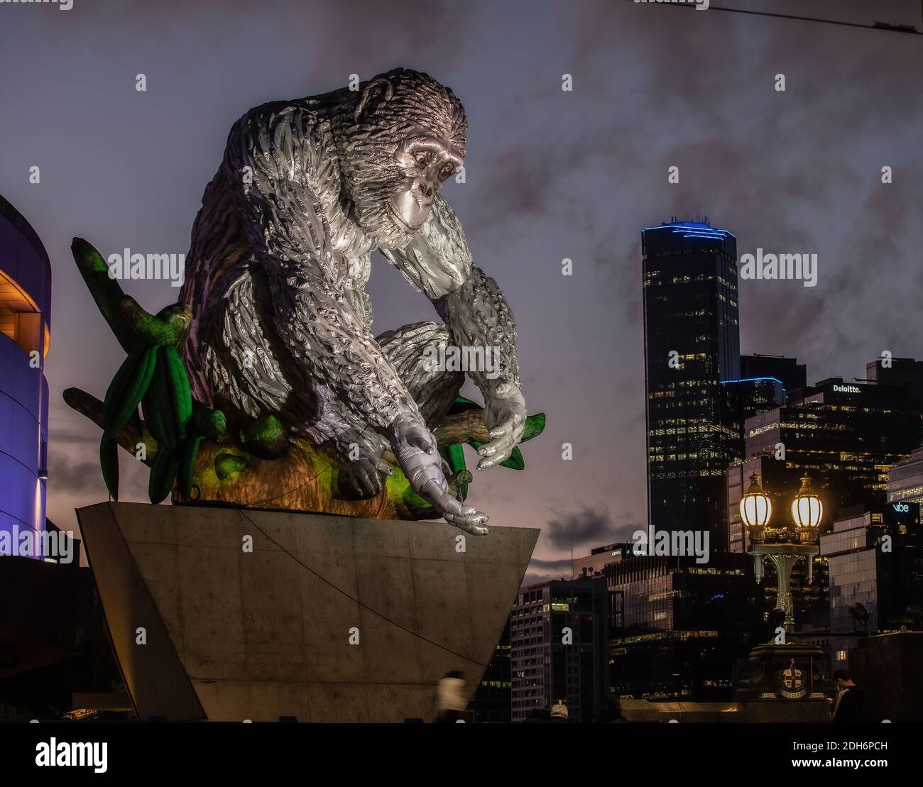 Melbourne Australien: David Greybeard Kunstinstallation der Künstlerin Lisa Roet sitzt in der Dämmerung auf der Princes Bridge Melbourne. Stockfoto