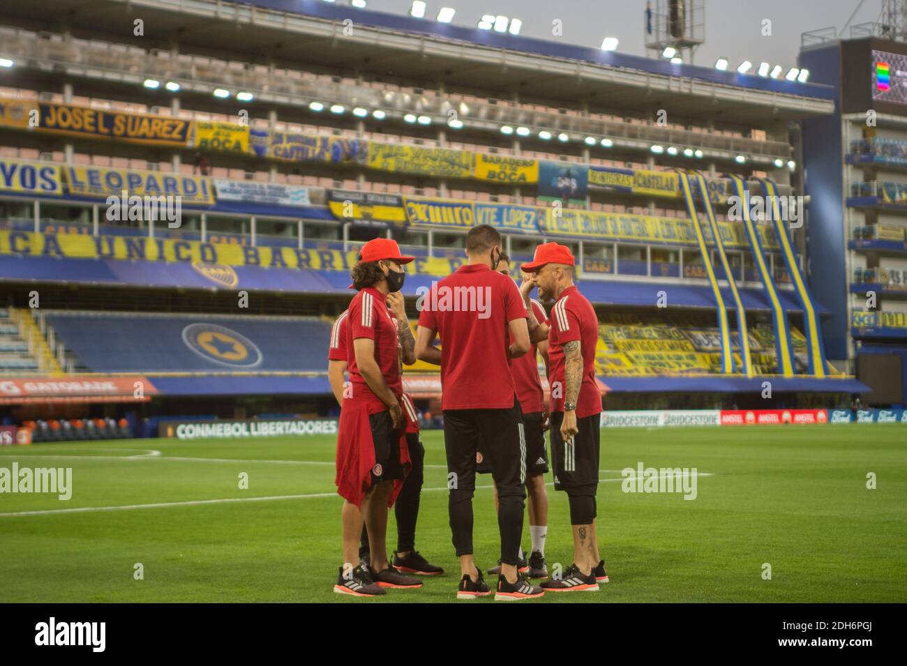 9. Dezember 2020; La Bombonera Stadion, Buenos Aires, Argentinien; Libertadores Cup, Boca Juniors versus Internacional; Spieler von Internacional inspizieren die Spielfläche vor dem Spiel Stockfoto