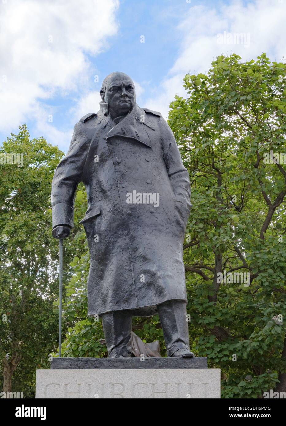 Statue von winston churchill in london vor Bäumen Stockfoto