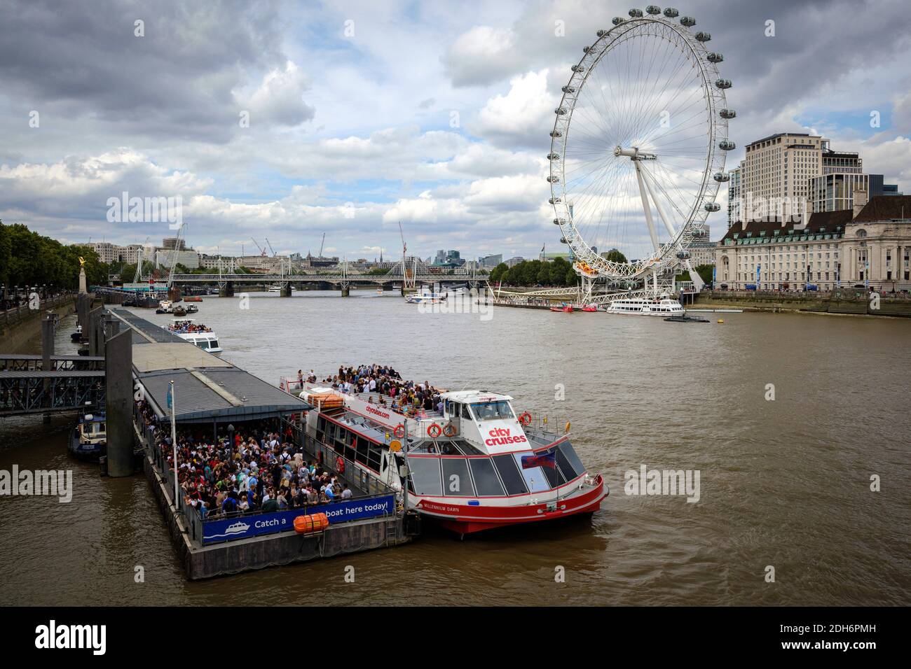 London Nachmittag. London Eye, County Hall, Westminster Bridge, Big Ben und Houses of Parliament. Stockfoto