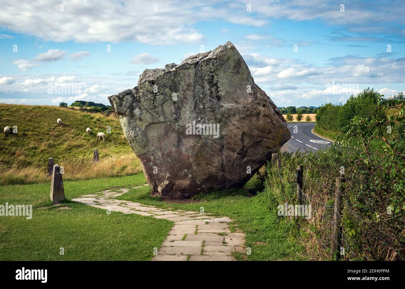 Beeindruckende stehende Steine aus dem historischen Kreis in Avebury Wiltshire. Schafe können zwischen den massiven Felsen grasen gesehen werden. Stockfoto