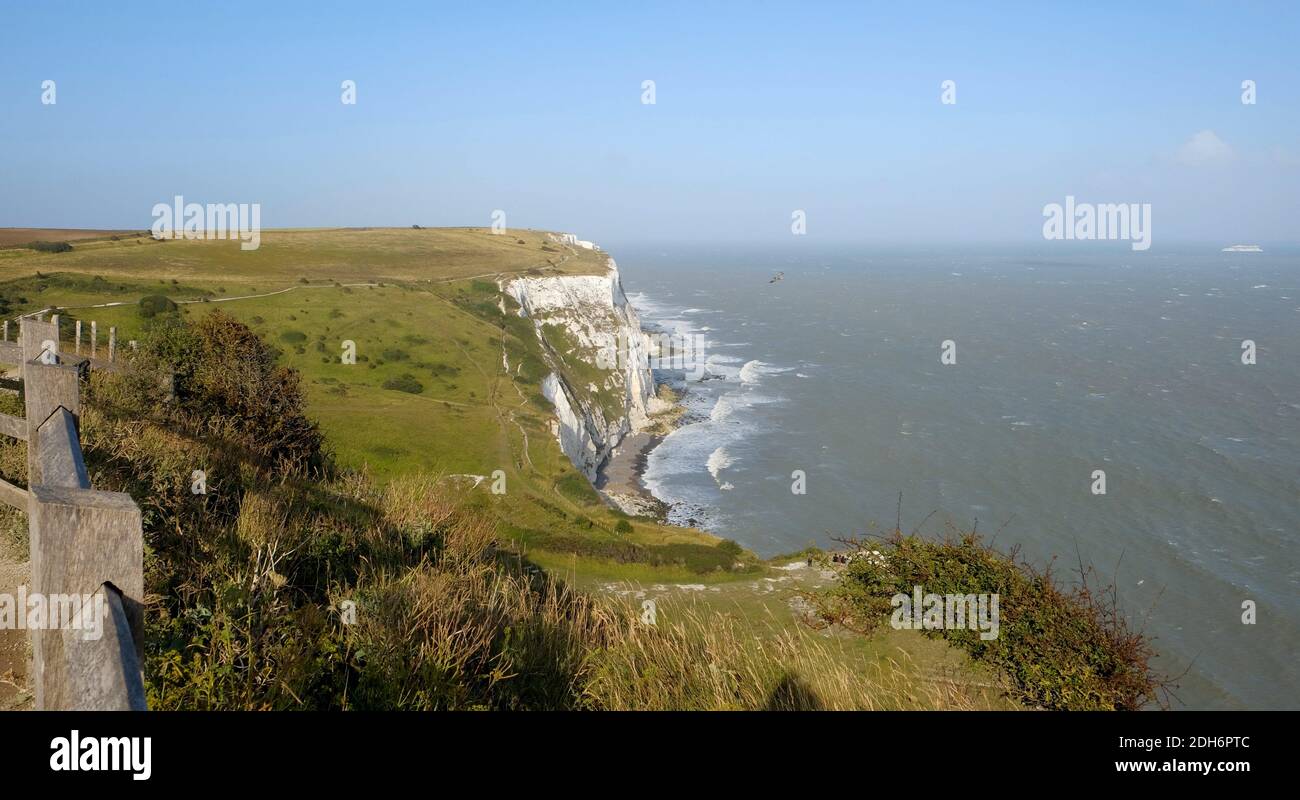 Weiße Klippen von dover Gras klaren Himmel Meer england Stockfoto