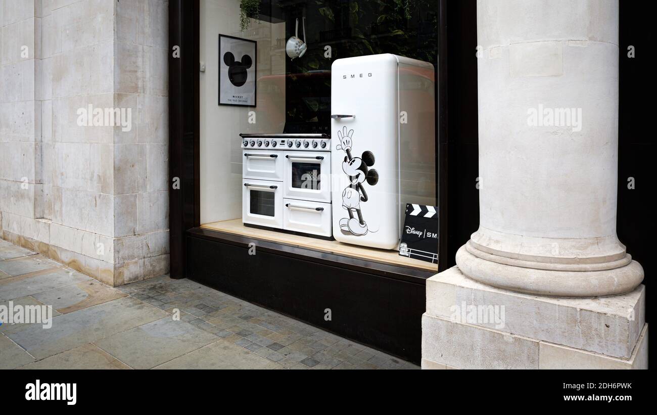 Mickey-Maus-Kühlschrank in einem Schaufenster in london Stockfoto