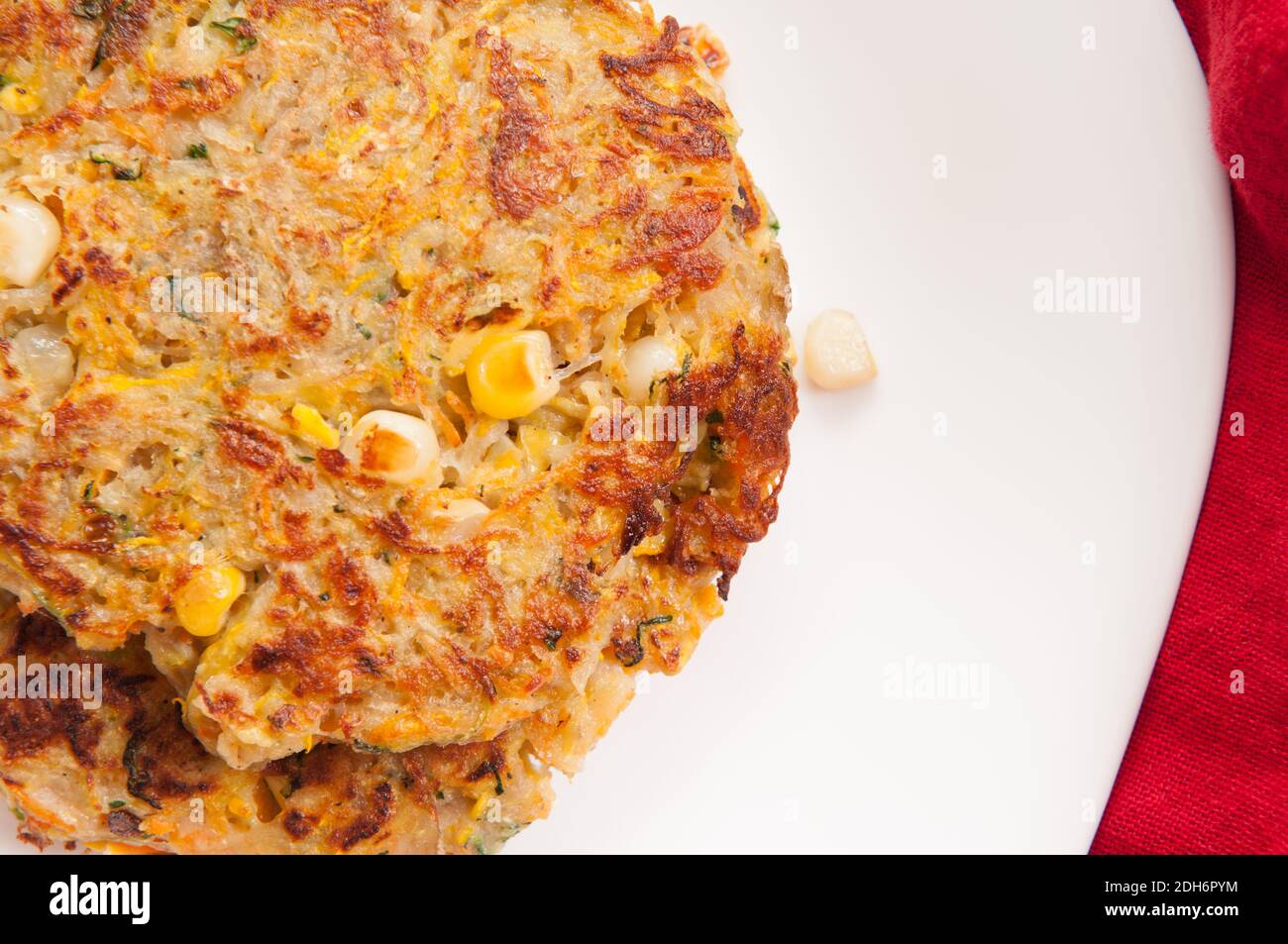 Latkes mit Zucchini, Kartoffelkarotte und Zwiebeln, Pfannkuchen Stockfoto