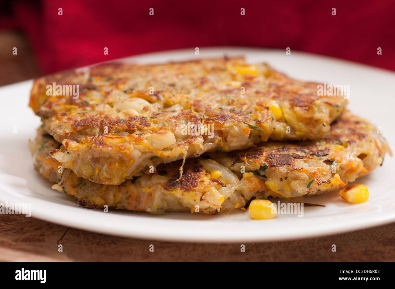 Latkes mit Zucchini, Kartoffelkarotte und Zwiebeln, Pfannkuchen Stockfoto