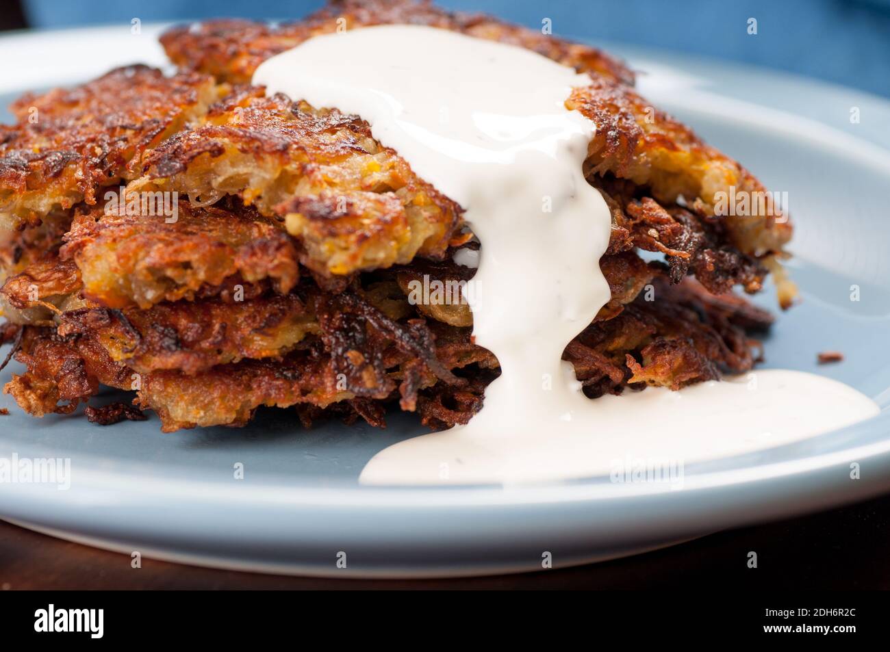Gemüselatkes oder Pfannkuchen mit saurem Sahne-Joghurt Stockfoto