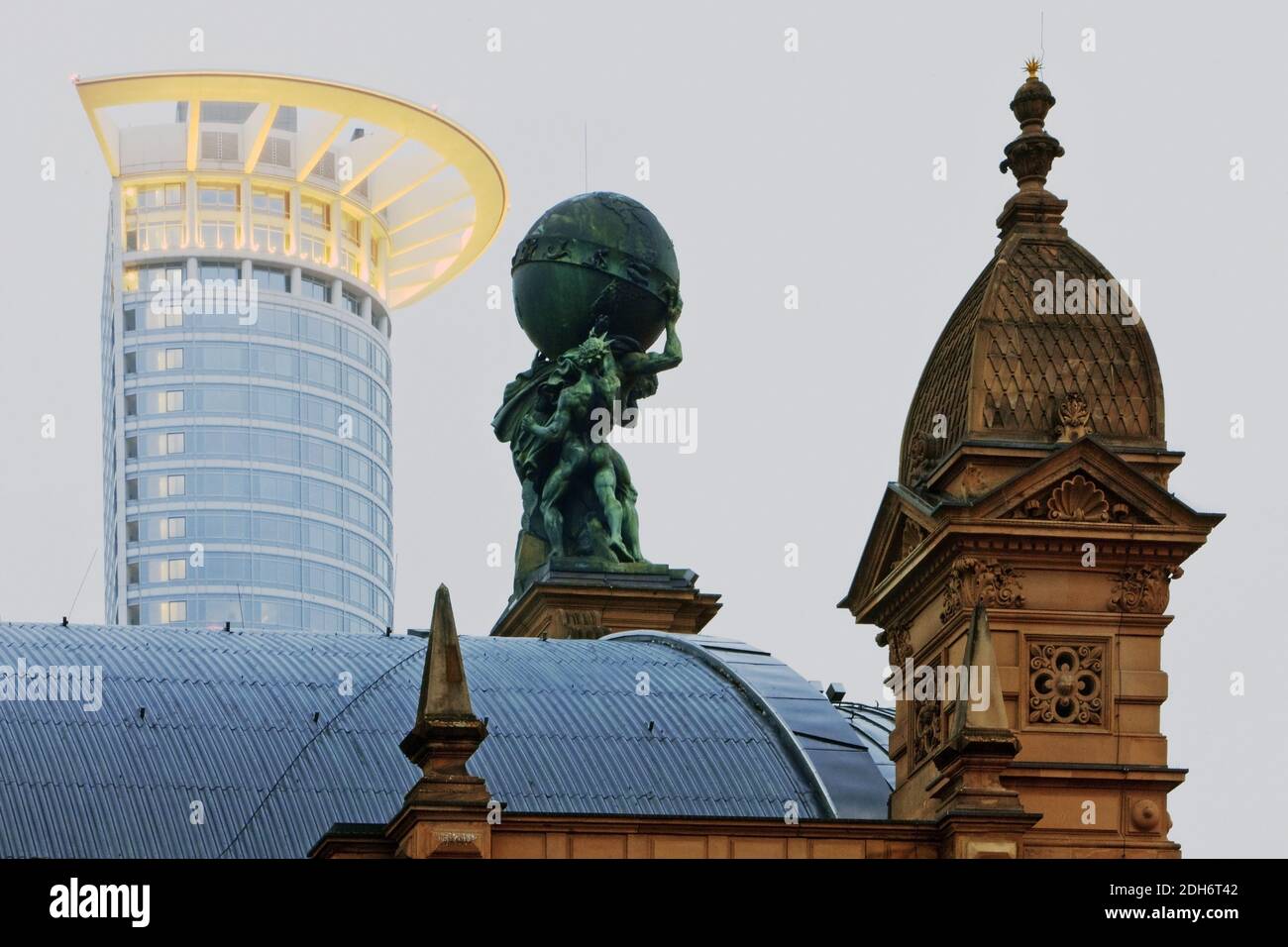 Hauptbahnhof vor dem Wolkenkratzer der DZ Bank, Frankfurt am Main, Deutschland, Europa Stockfoto