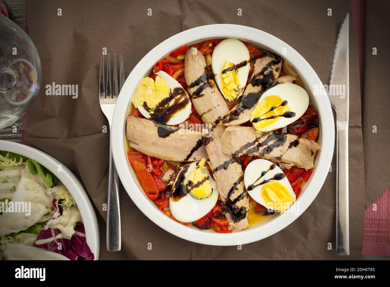 Eine Schüssel Salat mit geröstetem Paprika, Thunfischbauch und gekochtem Ei Stockfoto