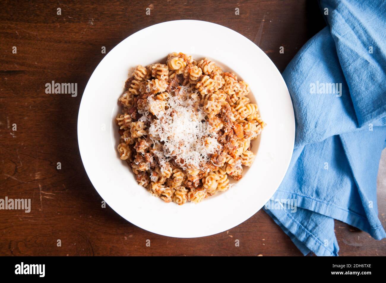 Radiatore Pasta mit Parmesan und Fleisch gefüllte Tomatensoße Stockfoto
