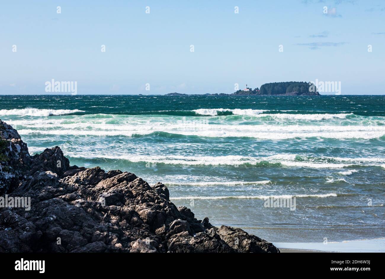 Lennard Island Leuchtturm vom Cox Bay Beach aus gesehen, Vancouver Island, BC, Kanada bei Tofino. Stockfoto