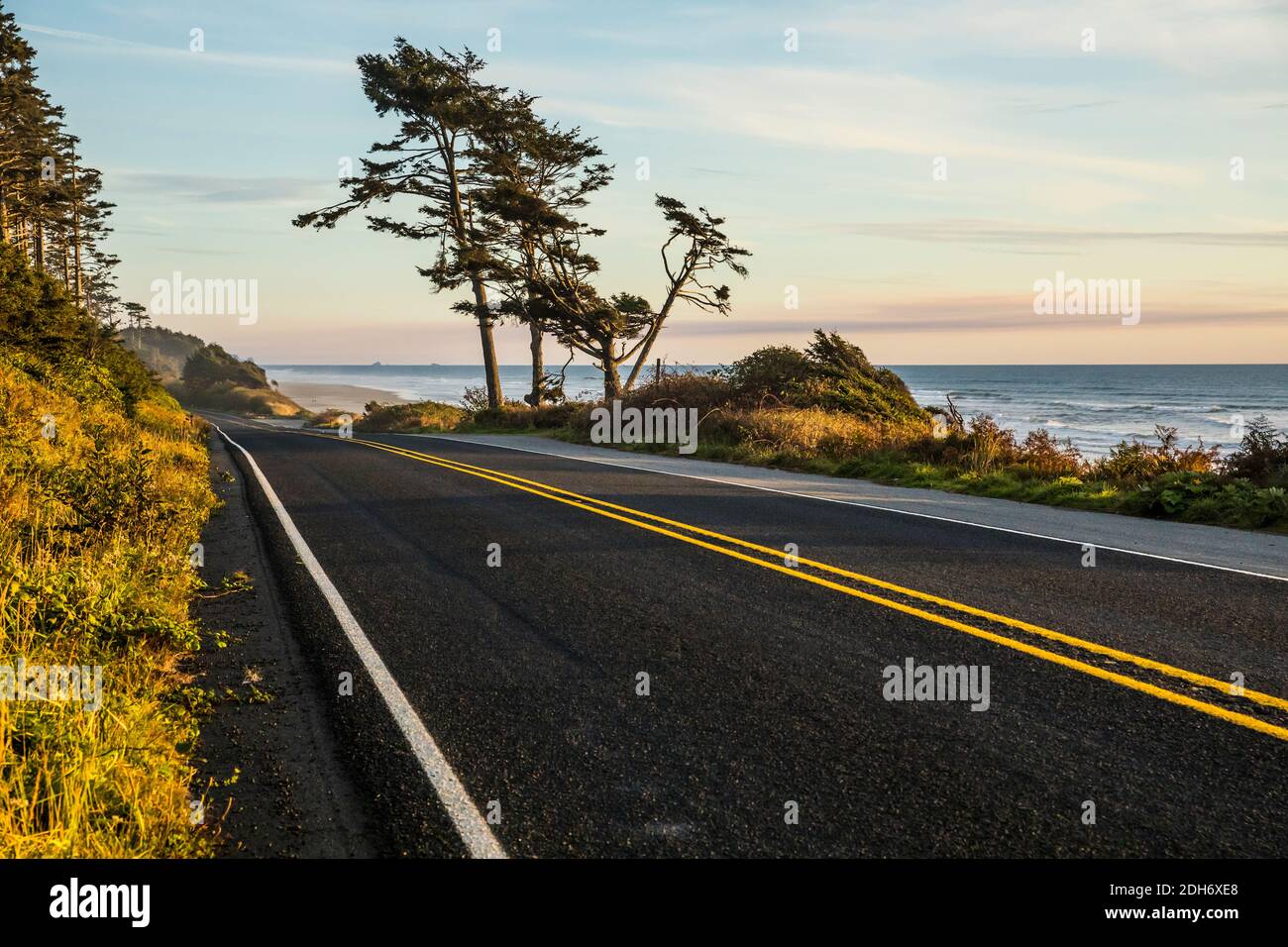 Highway 101 Blick nach Süden entlang der Küste der Olympischen Halbinsel, während die Sonne über dem Pazifischen Ozean untergeht, Washington, USA. Stockfoto