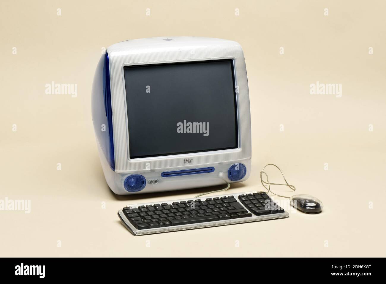 Apple iMac G3 Computer von 1998 in original Indigo blau Farbe. Retro-Computer mit Tastatur und Maus auf beigem Hintergrund isoliert Stockfoto