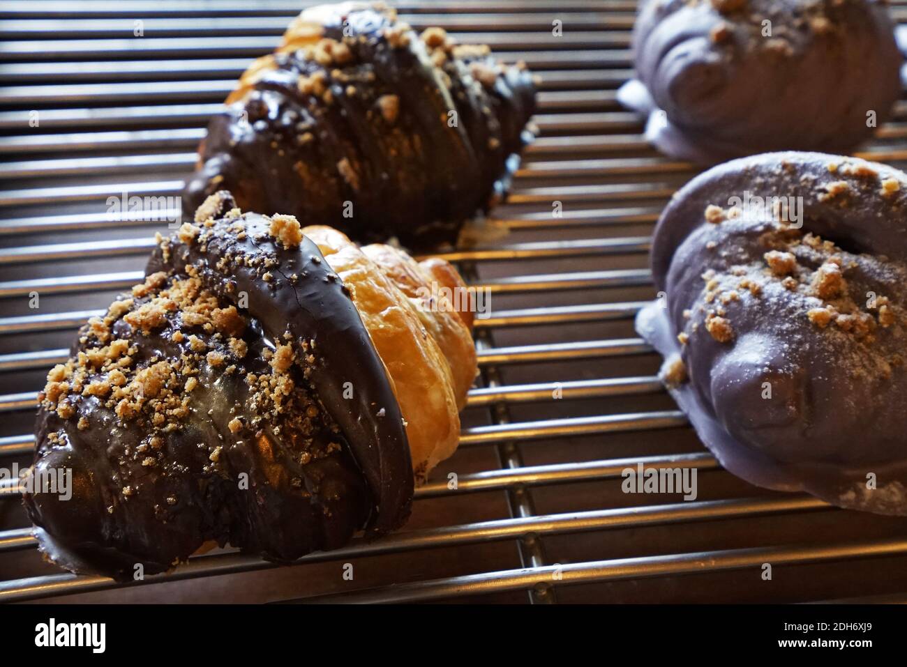 Nahaufnahme Buttercroissant mit Schokolade und violettem Süß überzogen Kartoffel Stockfoto