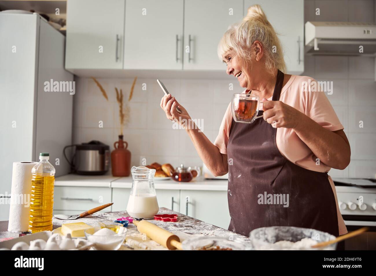 Entzückte ältere Frau, die ihre Lieben anruft Stockfoto