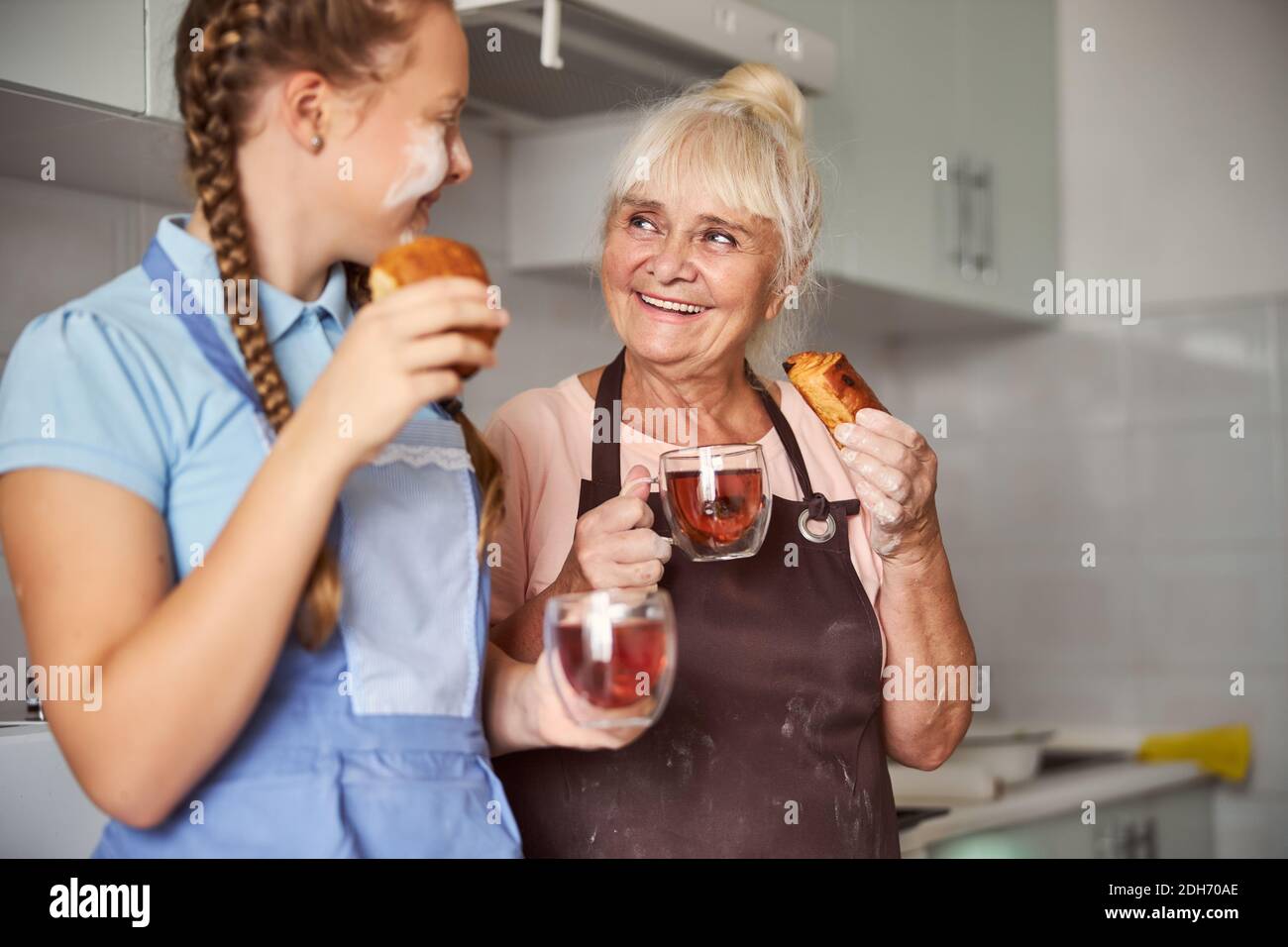 Enkelin und Oma genießen einander Gesellschaft bei Tee Stockfoto