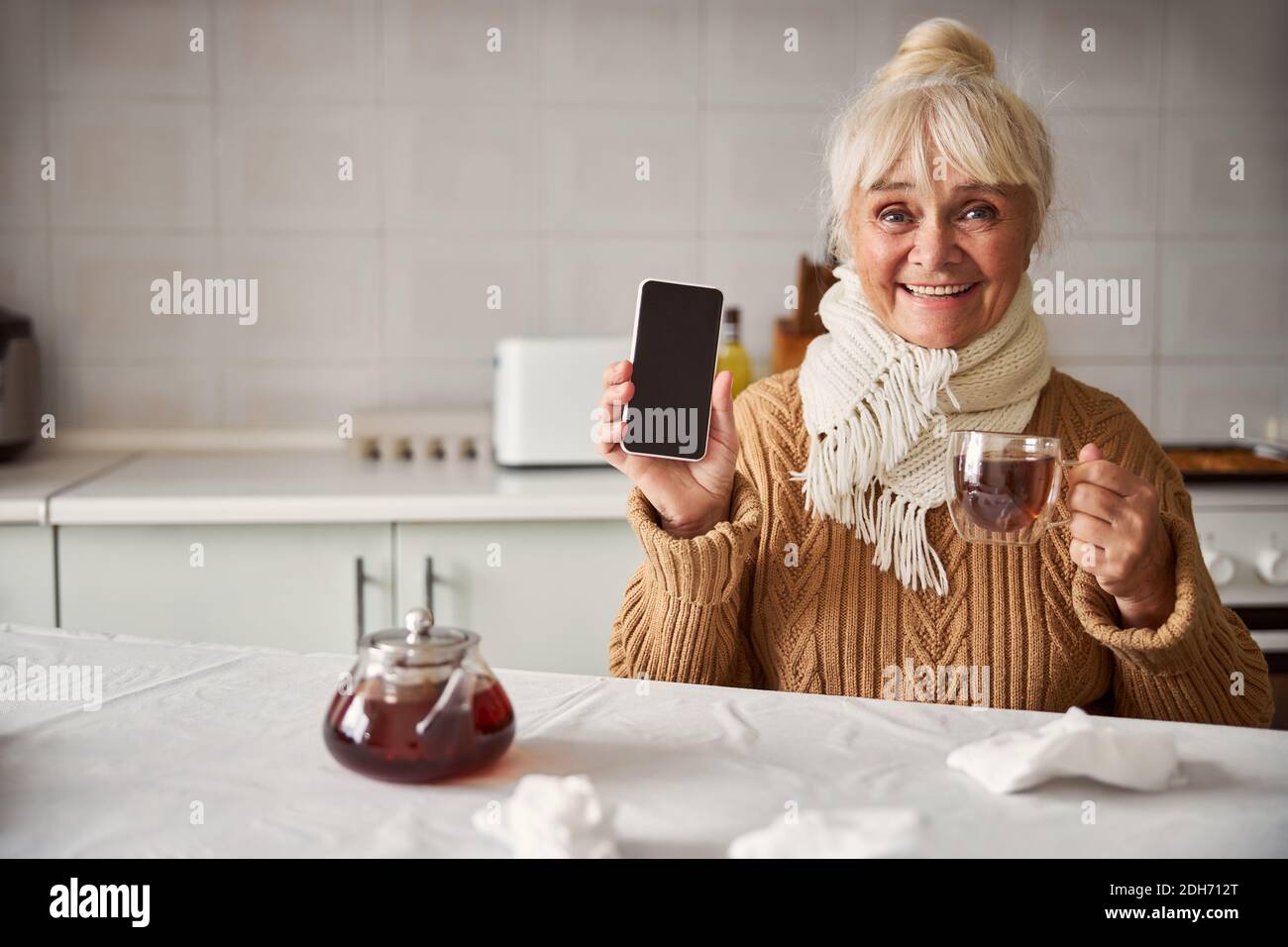 Begeisterte ältere Frau, die einen Anruf von Angehörigen erhielt Stockfoto