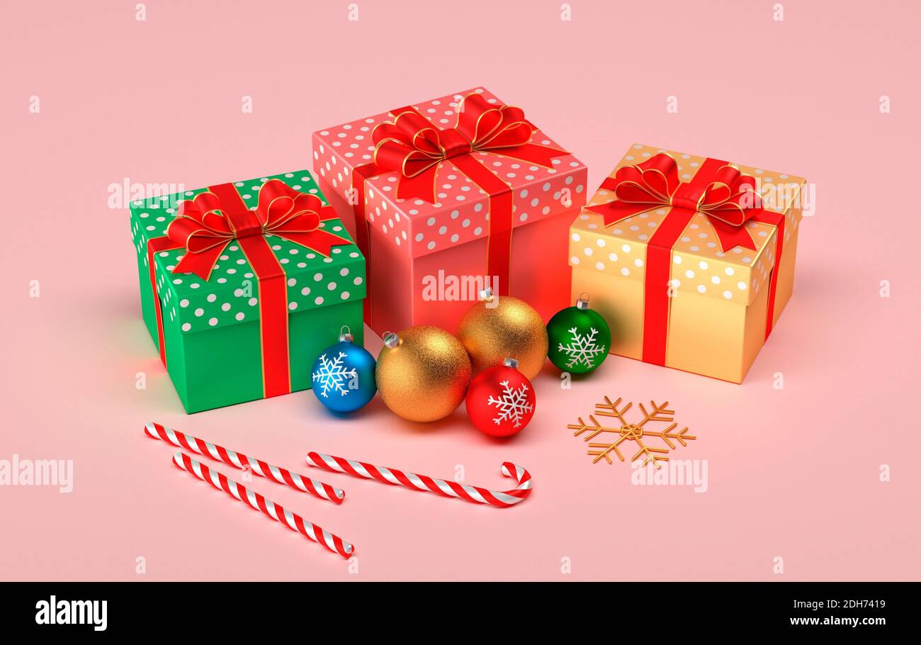 Weihnachtsgeschenke auf rosa Hintergrund. Weihnachtskugeln, Geschenke und weihnachtskaramell. Stockfoto