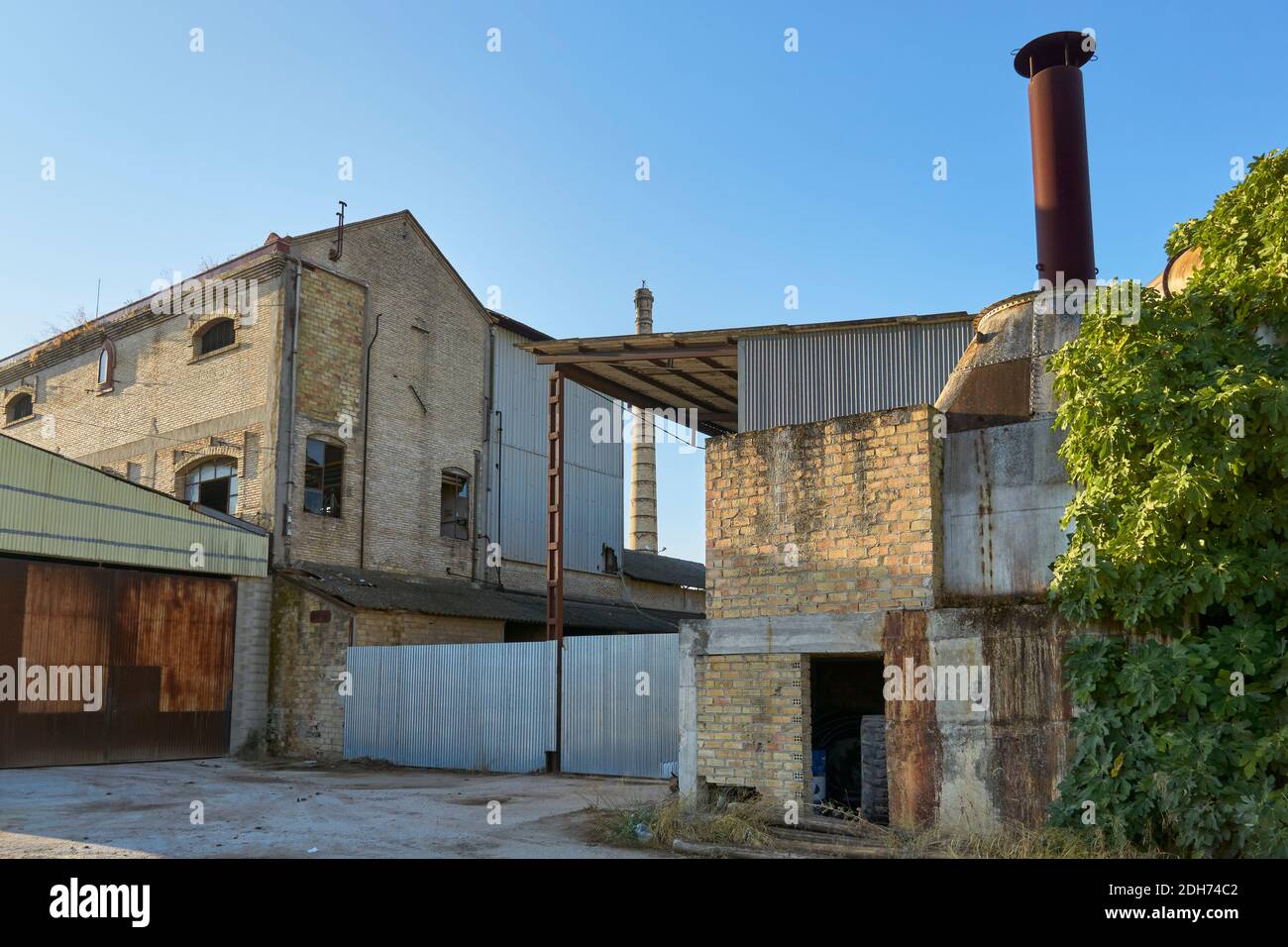 Alte Fabrik in Ruinen und verlassen in Puente Genil, Provinz Cordoba. Andalusien, Spanien Stockfoto