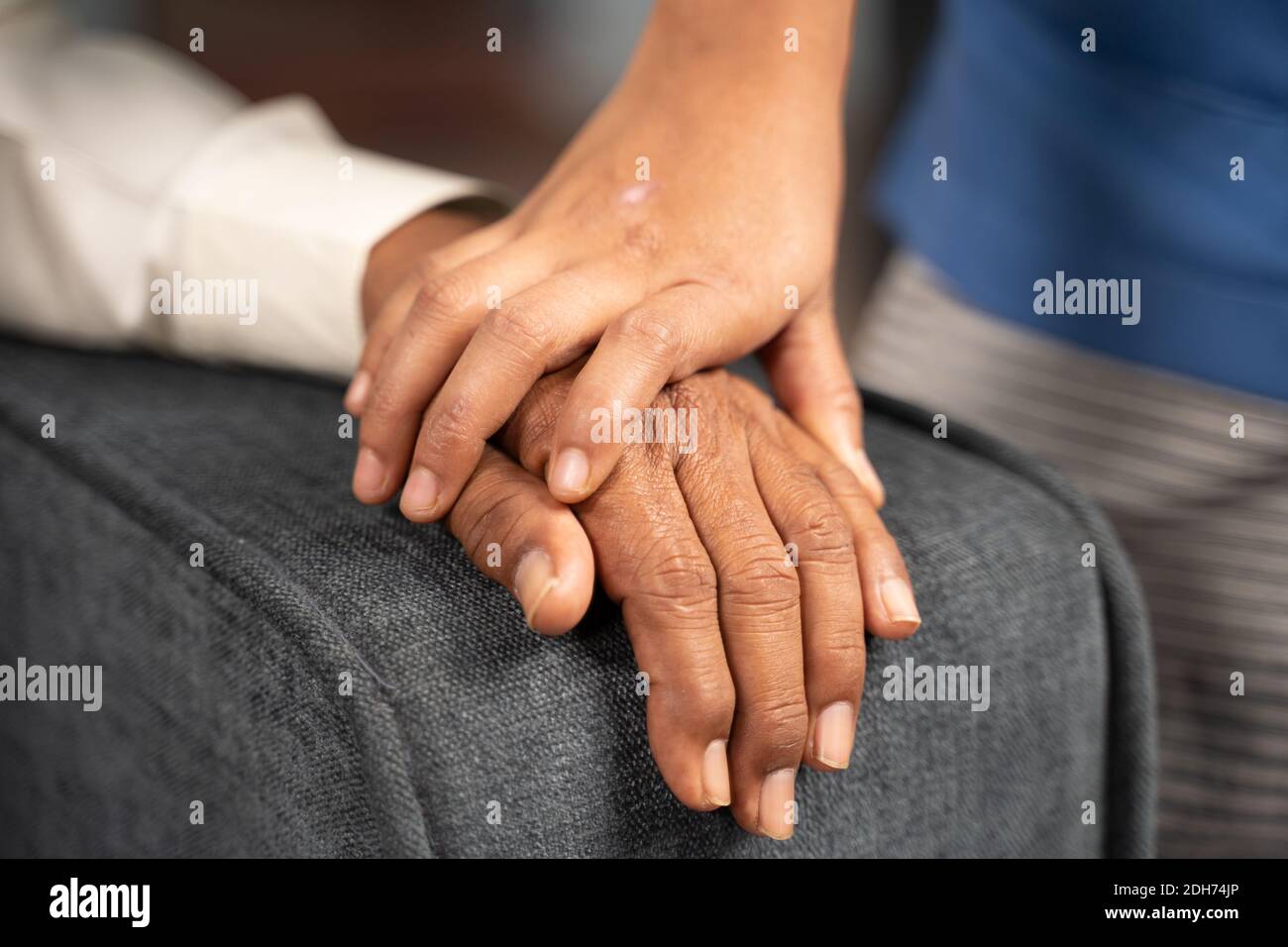 Nahaufnahme der Hände des Arztes, der die Hand eines älteren Bürgers mit Beileid hält - Konzept der Philanthropie, des Pflegepersonals und der Freundlichkeit gegenüber älteren Menschen Stockfoto