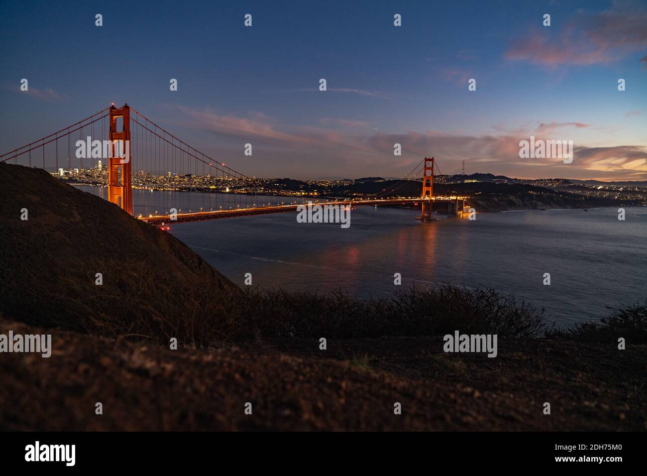 Golden Gate Bridge von Marin Headlands aus gesehen Stockfoto