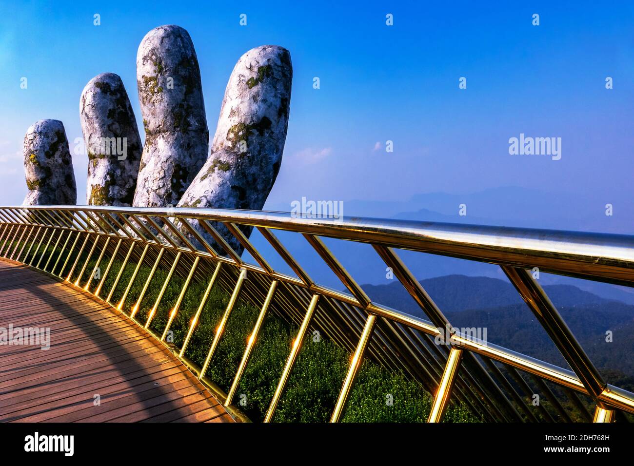Fragment der leeren Goldenen Brücke wird von zwei riesigen Händen in Ba Na Hill in Da Nang, Vietnam gehoben Stockfoto