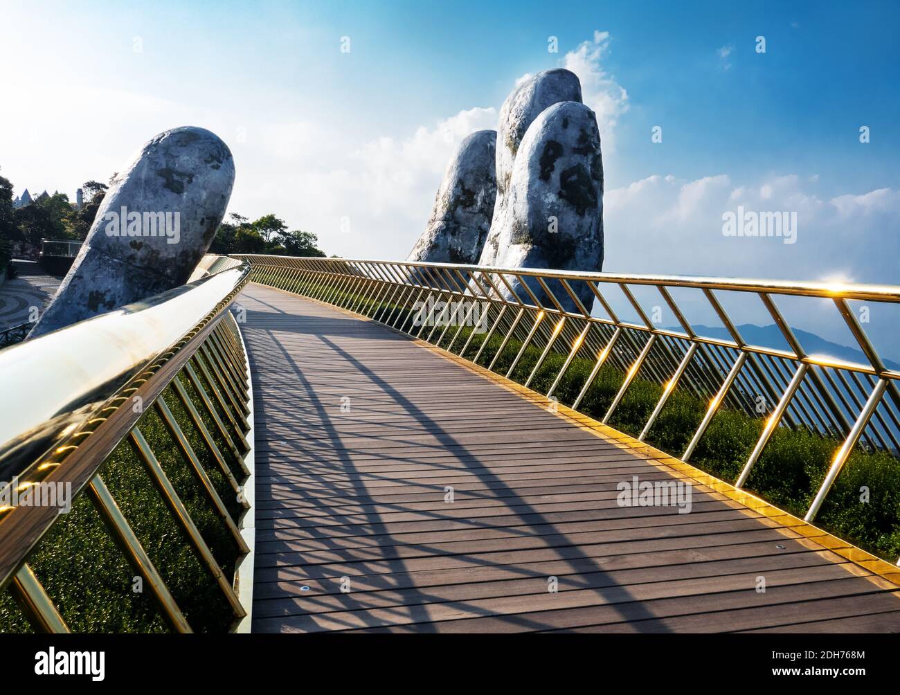 Fragment der leeren Goldenen Brücke wird von zwei riesigen Händen in Ba Na Hill in Da Nang, Vietnam gehoben Stockfoto
