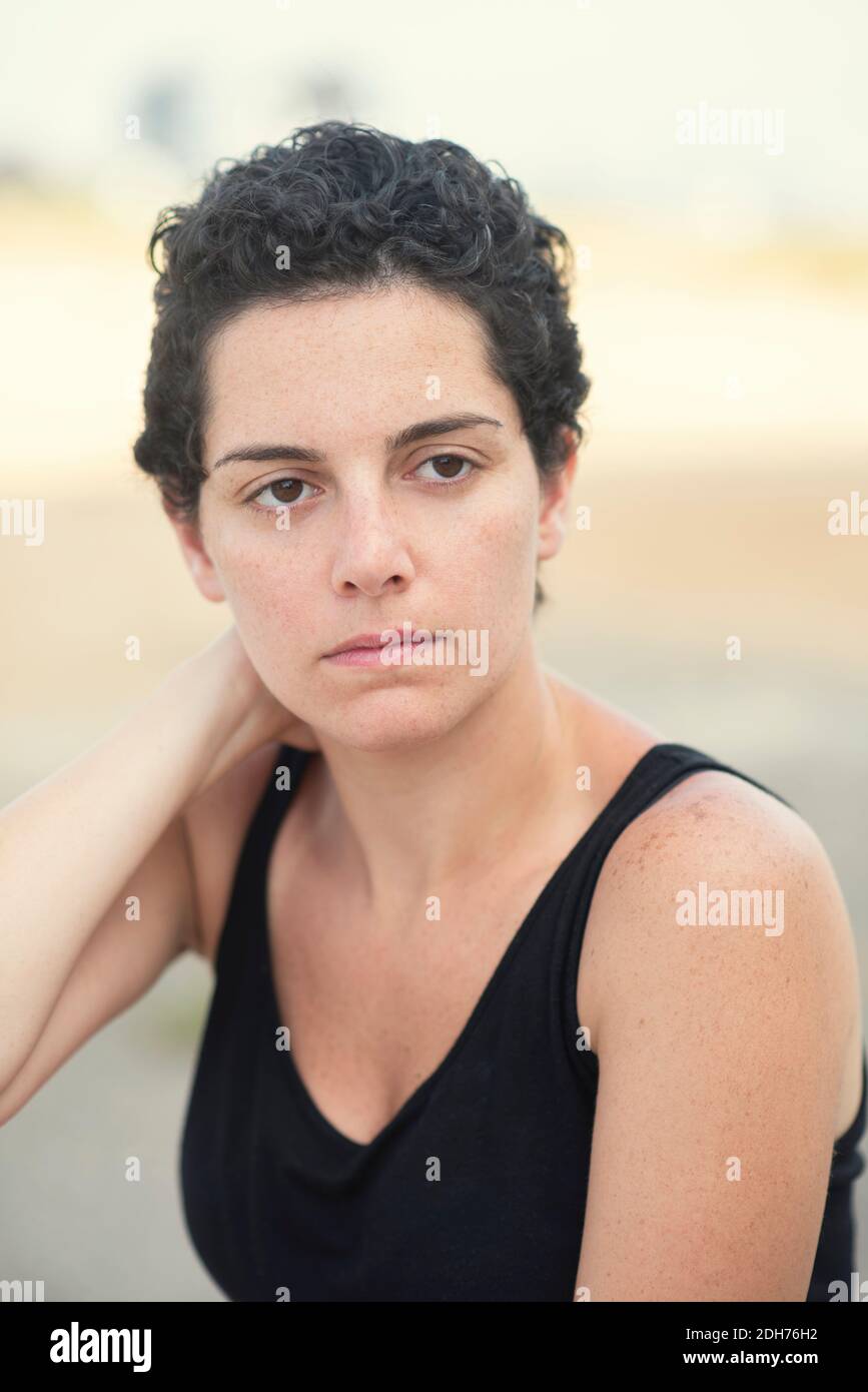 Schöne junge Frau mit kurzen Haaren Blick weg im Freien Stockfoto