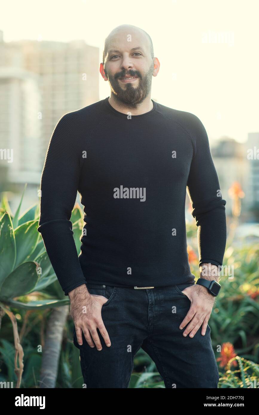 Bärtiger Mann im Freien Stockfoto