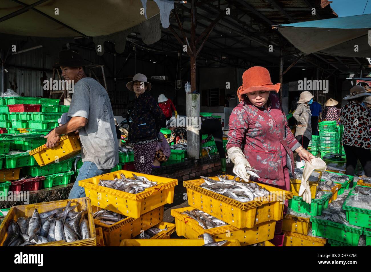 Händler arbeiten ihre Fischstände auf dem Markt, Phuoc Hai, Vietnam Stockfoto