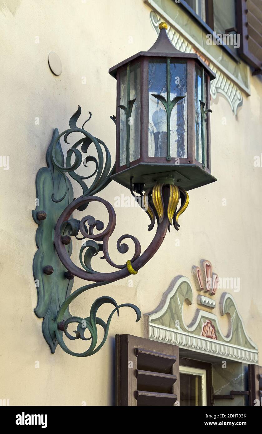 Stilisierte antike Lampe an der Wand des Hauses. Stockfoto