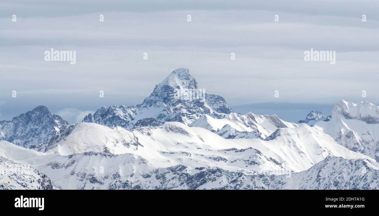 Erstaunliches dramatisches Winterpanorama Blick auf den verschneiten Hochvogel in den Allgauer Alpen, Bayern, Deutschland. Stockfoto