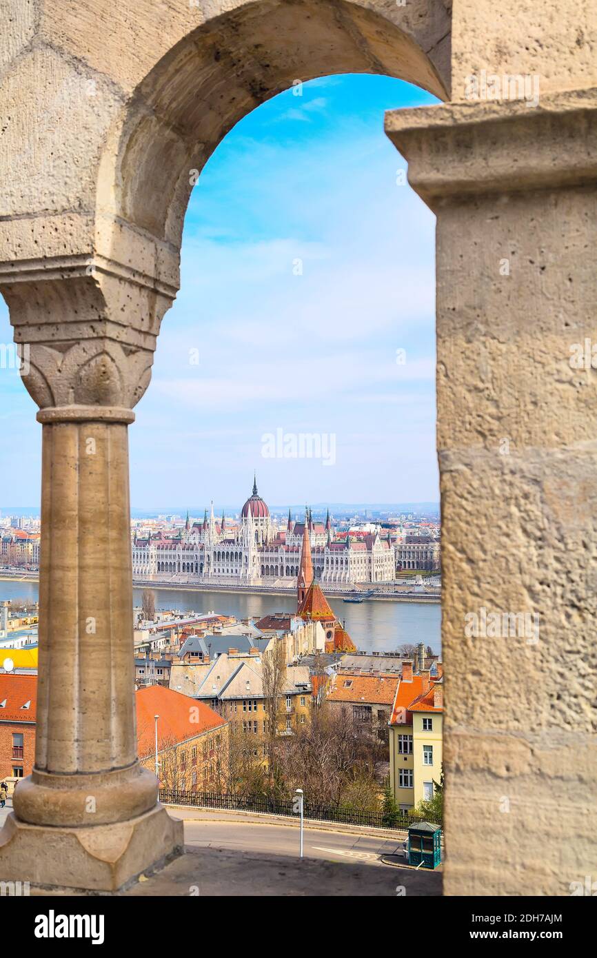 Blick auf das ungarische Parlamentsgebäude durch den Bogen in Buda Hügel Stockfoto