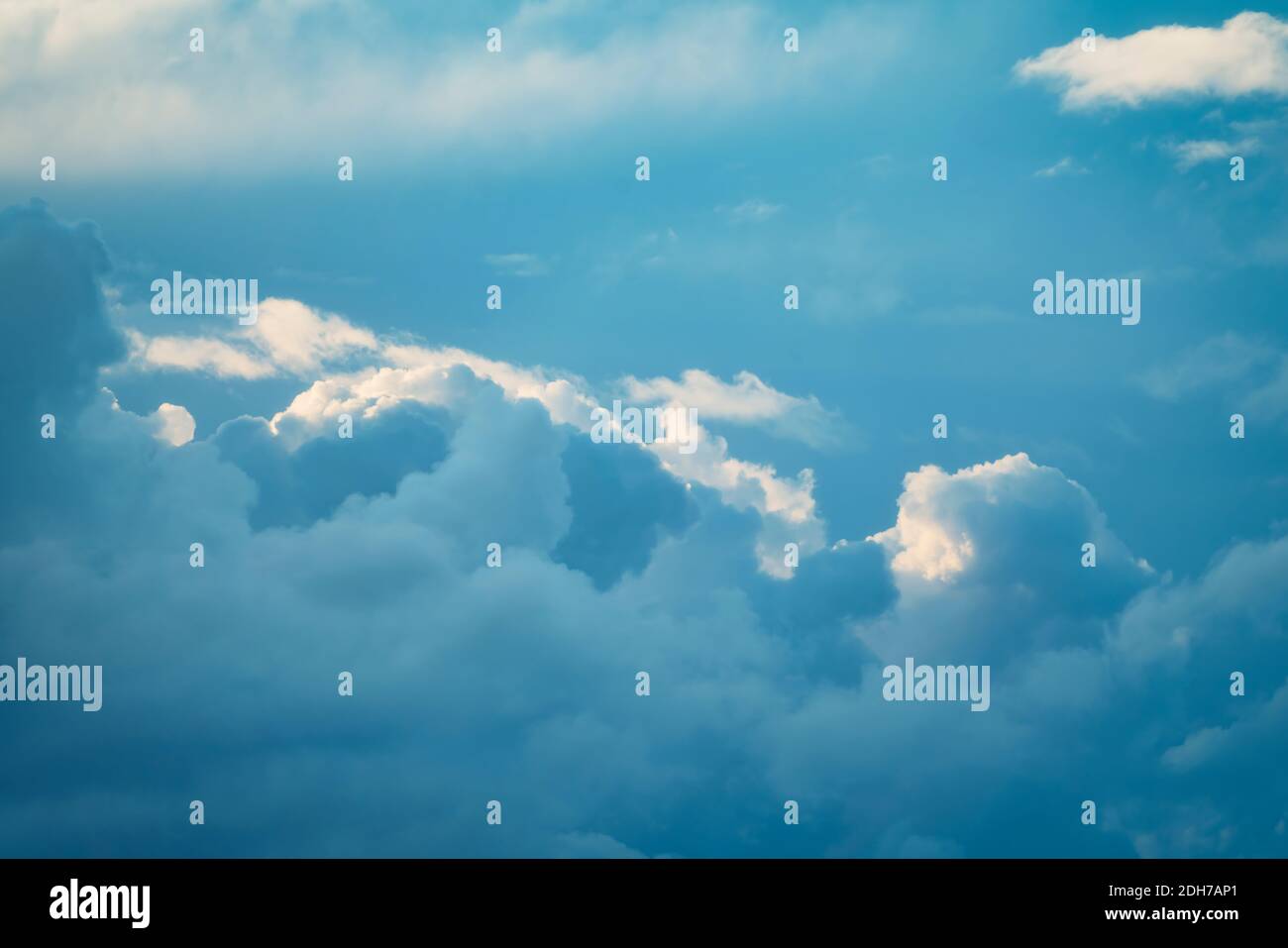 Gewitterwolke im Himmel bei Sonnenuntergang Textur Hintergrund. Abstrakte Blautöne. Echte hochauflösende Fotografie Stockfoto