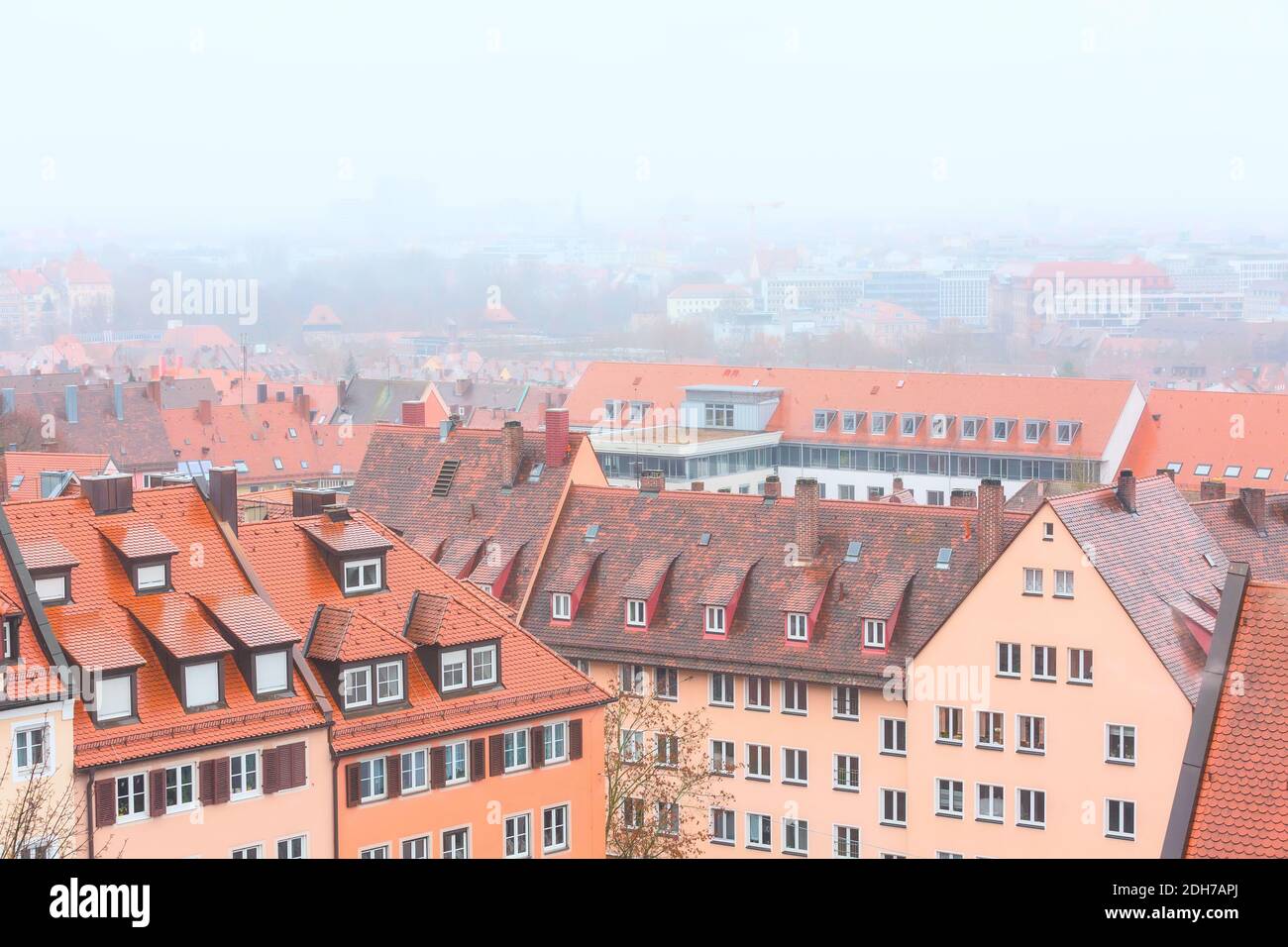 Luftaufnahme von Nürnberg, Franken bei nebligen Wetter in Bayern Stockfoto