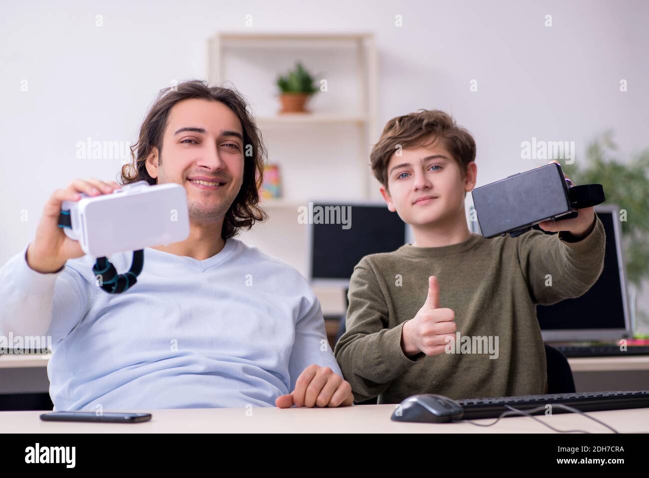 Vater und Sohn genießen die vitale Realität Stockfoto