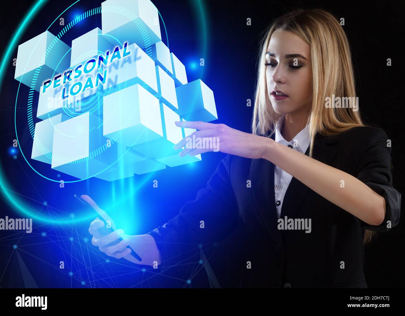 Business, Technologie, Internet und Netzwerkkonzept. Junger Geschäftsmann, der auf dem virtuellen Bildschirm der Zukunft arbeitet. Blauer Hintergrund Stockfoto