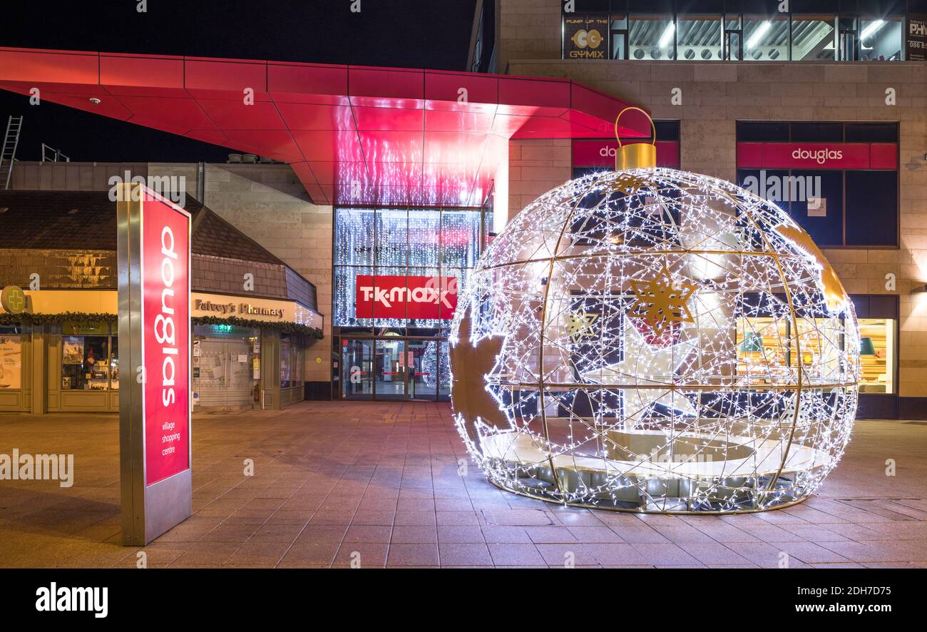 Douglas, Cork, Irland. Dezember 2020. Eine riesige beleuchtete Weihnachtskugel, die eine festliche Atmosphäre außerhalb des neu eröffneten Douglas Village Shopping Centre in Douglas, Cork, Irland, bringt. Das Einkaufszentrum war nach einem Großbrand für 15 Monate geschlossen und erst kürzlich im November wieder eröffnet worden. - David Creedon / Alamy Live News Stockfoto