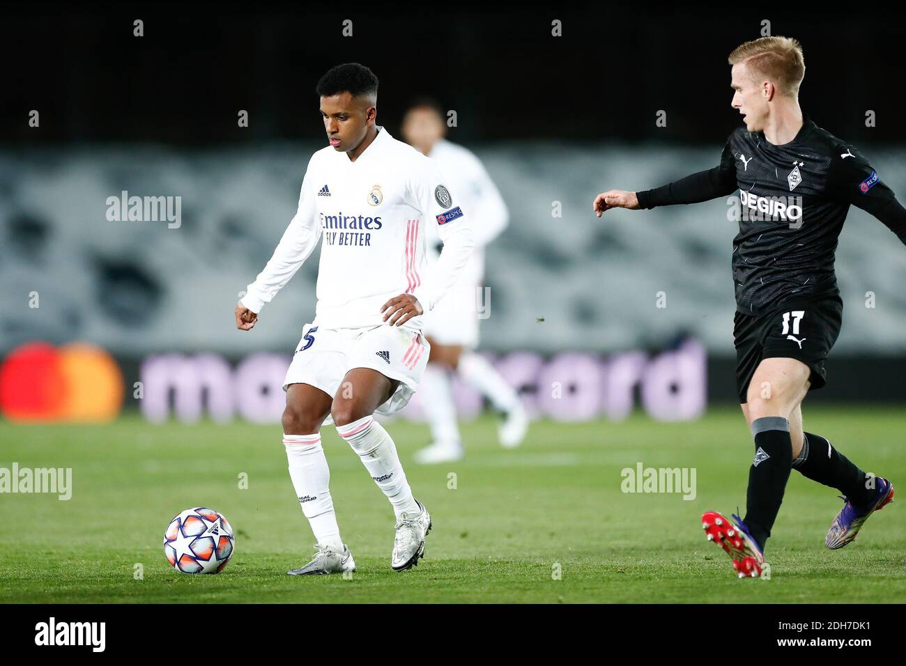 Madrid, Spanien. Dezember 2020. Rodrygo Silva de Goes von Real Madrid und Oscar Wendt von Monchengladbach in Aktion während der UEFA Champions League, Gruppe B Fußballspiel zwischen Real Madrid und Borussia Monchengladbach am 9. dezember 2020 in Ciudad Deportiva Real Madrid in Valdebebas, Madrid, Spanien - Foto Oscar J Barroso / Spanien DPPI / DPPI / LM Credit: Paola Benini/Alamy Live News Stockfoto