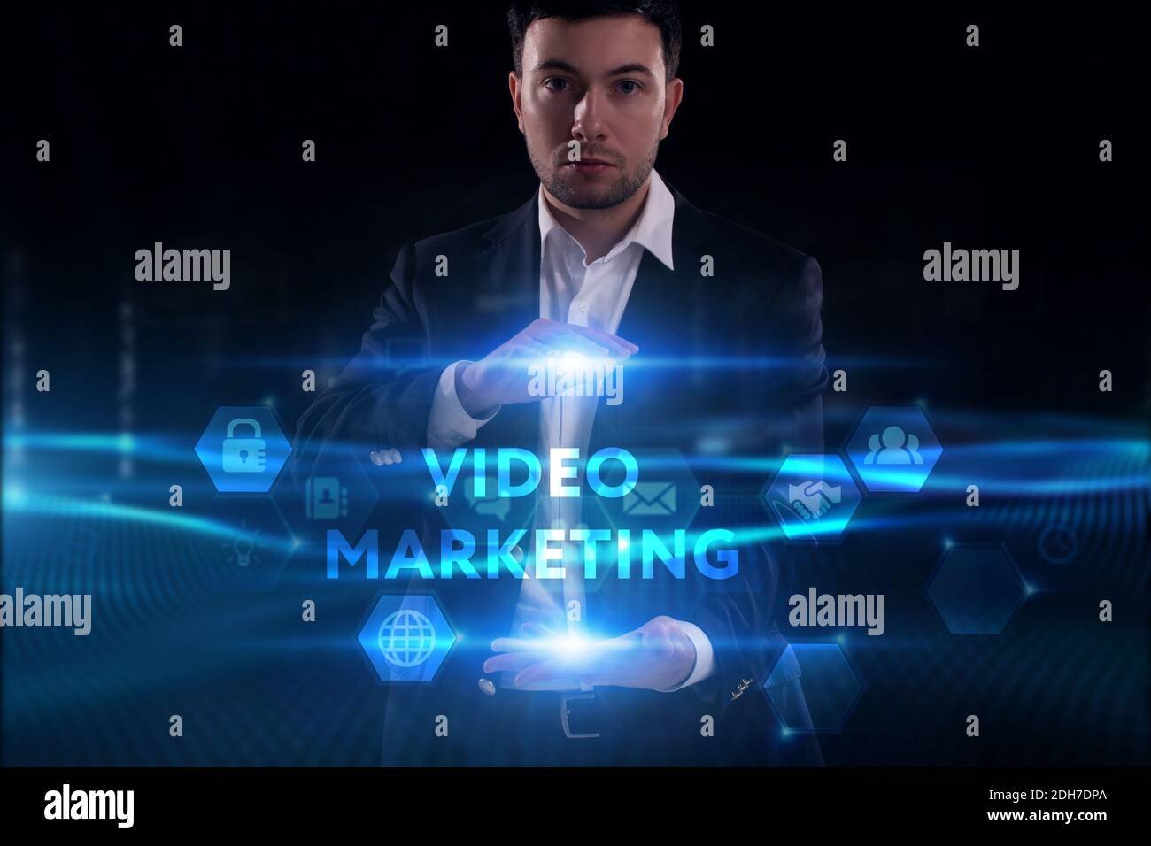 Business, Technologie, Internet und Netzwerkkonzept. Junger Geschäftsmann, der auf dem virtuellen Bildschirm der Zukunft arbeitet. Blauer Hintergrund Stockfoto