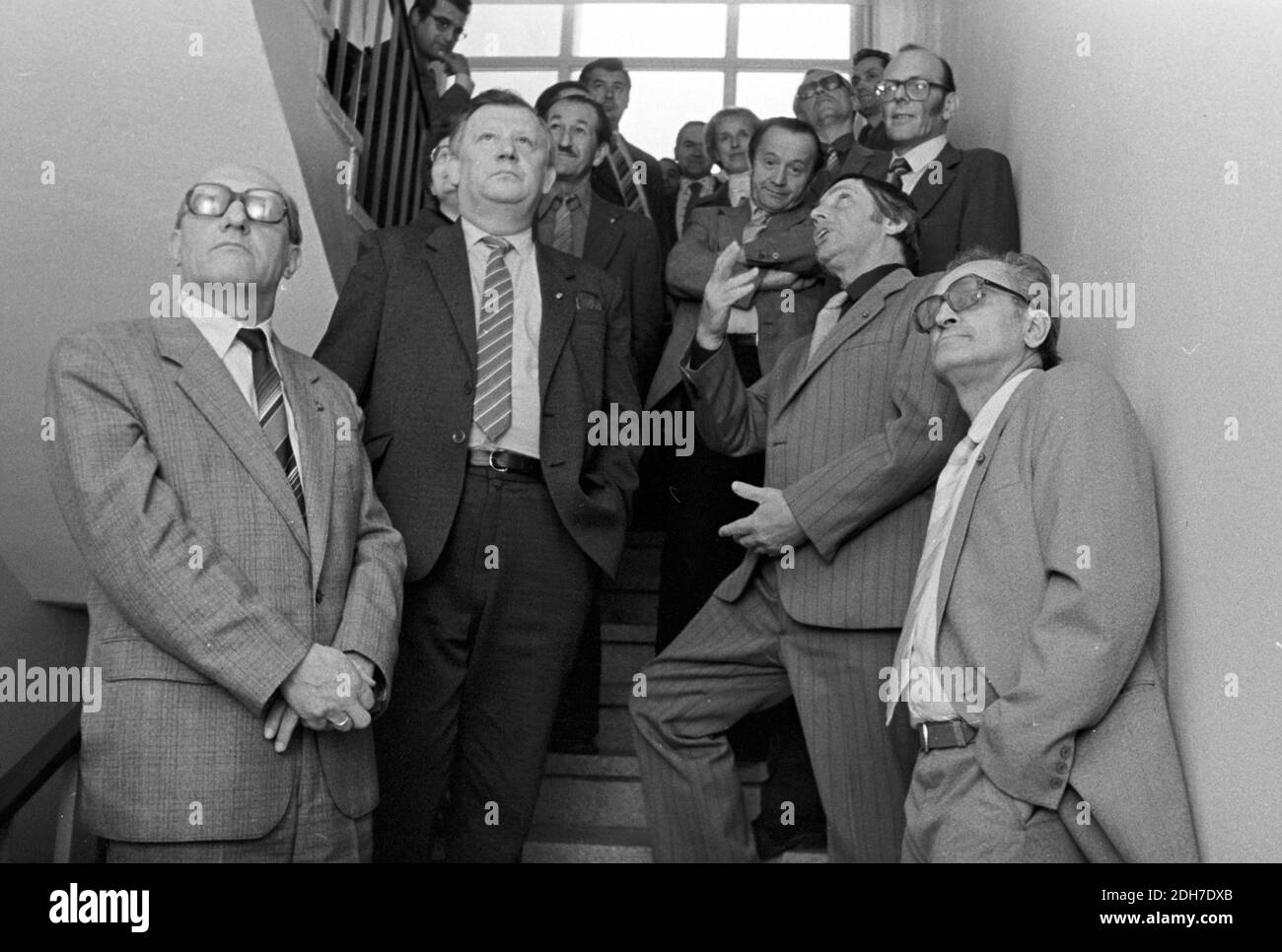 30. November 1981, Sachsen, Eilenburg: Der 1. Sekretär der SED-Bezirksleitung nahm Anfang der 1980er Jahre an einem Parteitag in einem VEB Teil. Zuvor wird das neu konzipierte Montagegebäude untersucht. Genaues Datum der Aufnahme nicht bekannt. Foto: Volkmar Heinz/dpa-Zentralbild/ZB Stockfoto