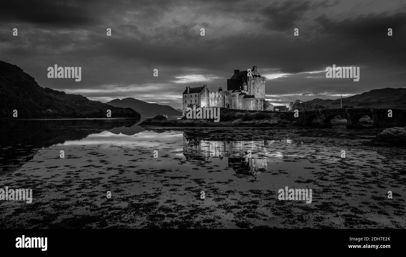 Ein Foto des berühmten Eilean Donan Schlosses. Wahrscheinlich das am meisten fotografierte Schloss in Schottland. Hier abgebildet in schwarz-weiß aufgenommen Stockfoto