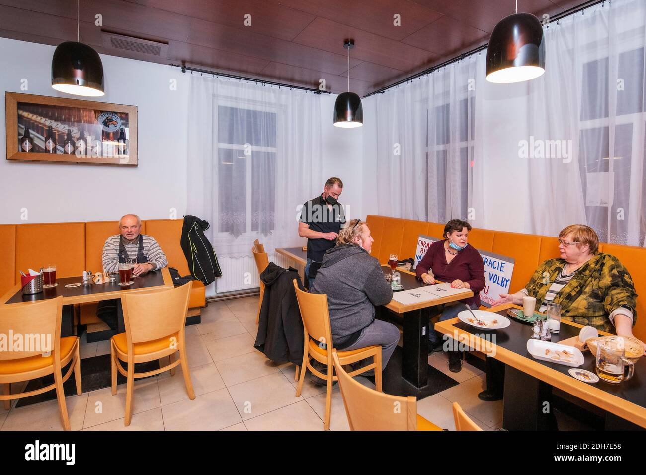 Jince, Tschechische Republik. Dezember 2020. Die Restaurants und Bars in Tschechien müssen spätestens am Mittwoch, den 9. Dezember 2020, um 20:00 Uhr geschlossen werden, anstatt um 22:00 Uhr, da die COVID-Beschränkungen durch Catering-Services häufig verletzt werden. Einige Restaurants brechen strenge staatliche Virusregeln als Protest. Im Bild Restaurant und Brauerei Maly Janek in Jince, Tschechische Republik, 9. Dezember 2020. Kredit: Miroslav Chaloupka/CTK Foto/Alamy Live Nachrichten Stockfoto