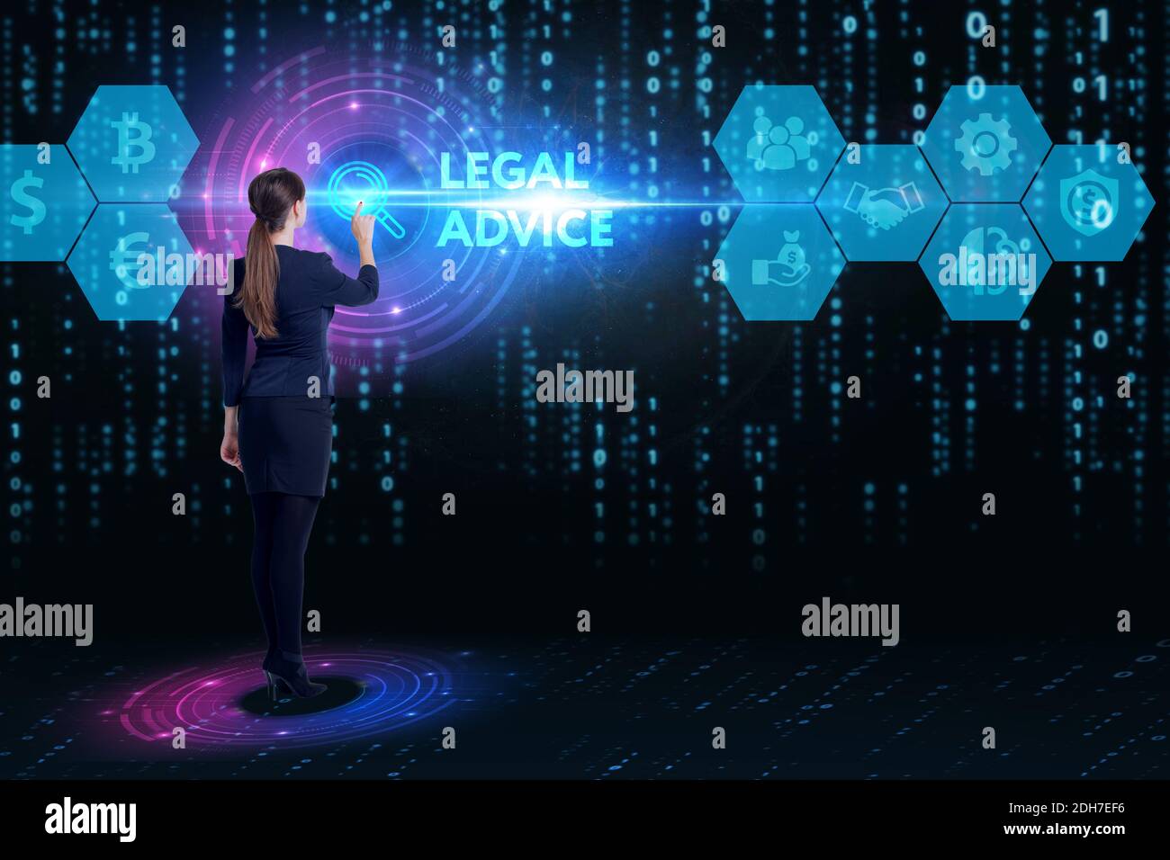 Business, Technologie, Internet und Netzwerkkonzept. Junger Geschäftsmann, der auf dem virtuellen Bildschirm der Zukunft arbeitet. Blauer Hintergrund Stockfoto