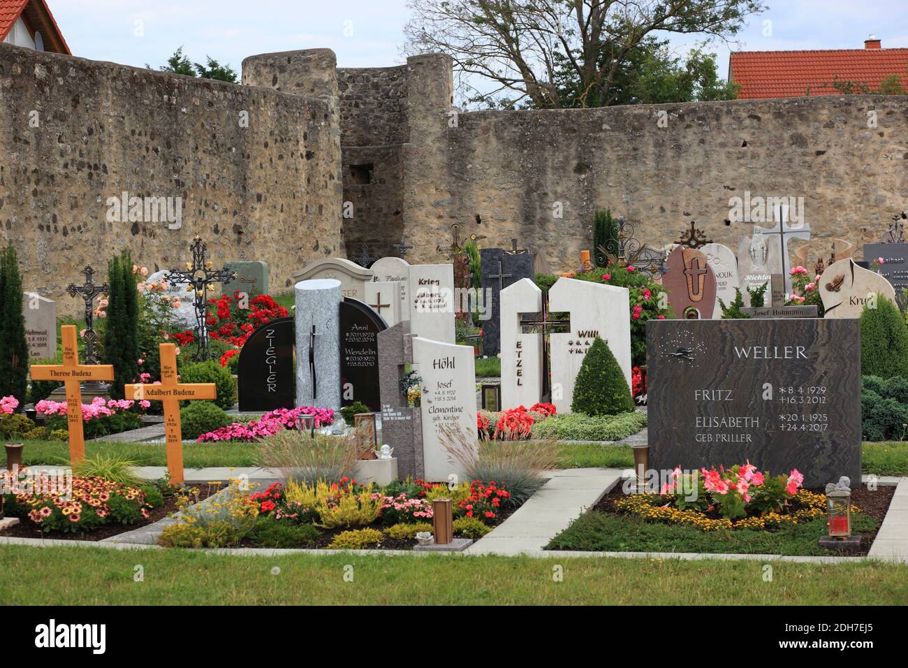 Befestigter Friedhof, um 1200, von Rasdorf, Kreis Fulda, Hessen, Deutschland / Wehrfriedhof, um 1200, von Rasdorf, Landkreis Fulda, Hessen, Deutsc Stockfoto