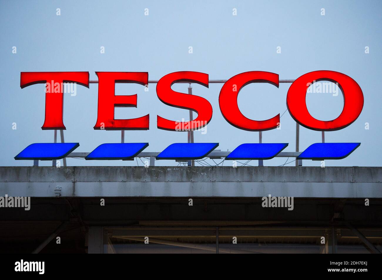 Glasgow, Schottland, Großbritannien. Dezember 2020. Im Bild: DER TESCO-Vorsitzende hat zugegeben, dass er langlebige Güter in Vorbereitung auf mögliche Lieferunterbrechungen am Ende der Brexit-Übergangsphase gelagert hat. Wenige Stunden bevor Premierminister Boris Johnson in Brüssel für die letzten Verhandlungen über das Handelsabkommen mit dem Graben anstand, konnte John Allan die Möglichkeit eines vorübergehenden Mangels an einigen frischen Lebensmitteln ab dem 1. Januar nicht ausschließen, fügte aber hinzu, dass sie nur für "einen begrenzten Zeitraum" sein sollten. Quelle: Colin Fisher/Alamy Live News Stockfoto